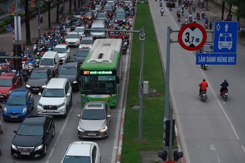 Tuyến BRT hoạt động tại nút giao Khuất Duy Tiến - Lê Văn Lương.