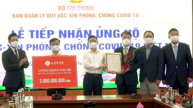 Bộ trưởng Bộ Tài chính Hồ Đức Phớc tiếp nhận 3 tỷ đồng ủng hộ từ đại diện Tập đoàn LOTTE (Hàn Quốc).