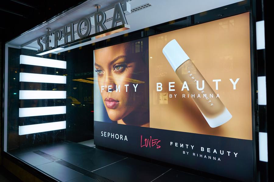 Khi được bán online và các cửa hàng Sephora, cũng thuộc sở hữu của LVMH, mỹ phẩm Fenty đã thành công ngay lập tức.