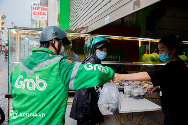 Sài Gòn cho hàng ăn uống mở bán đem về: Chị bán chè sướng run vì bán được 200 ly/ ngày, Như Lan hốt bạc nhờ bán bánh Trung thu - Ảnh 5.