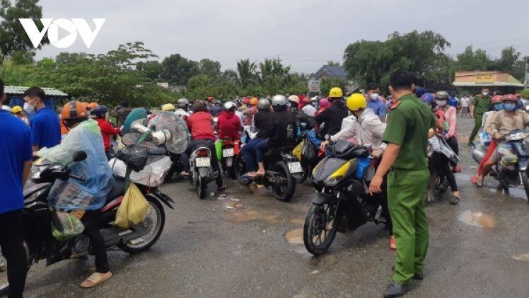 Lao động “chạy dịch” về quê: “Đại dịch Covid-19 như một cơn gió lật tung nhiều bất cập”