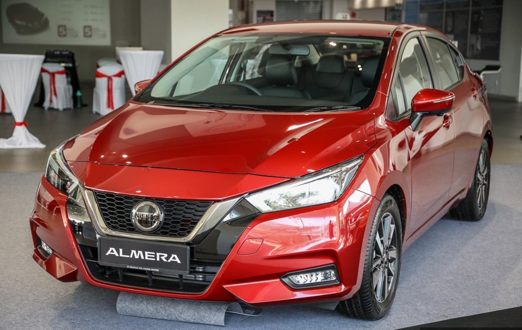 Xe Nissan Almera dáng đẹp nhưng bị hấp hơi kính, có nên mua không?