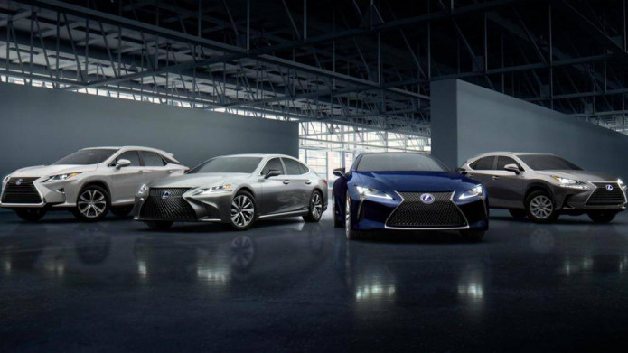 Chiếc xe Lexus và ô tô Vin