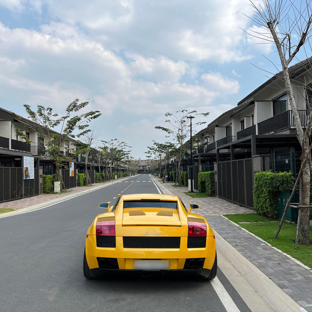 Rộ tin chủ tịch Đặng Lê Nguyên Vũ ngồi thử “bò già” Lamborghini Gallardo hàng hiếm tại Việt Nam - Ảnh 3.