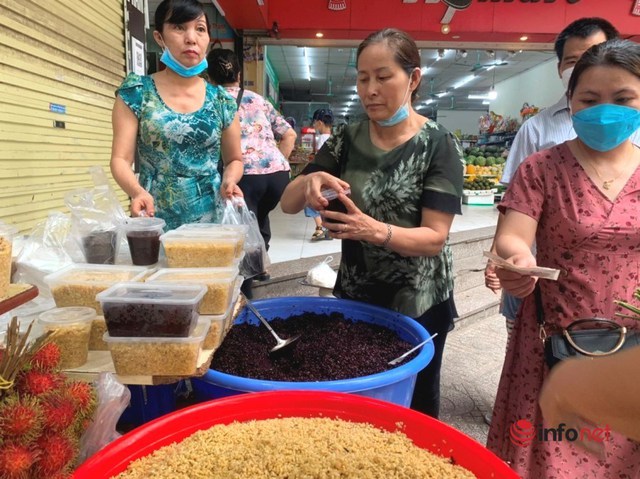 Tiểu thương bán đôi tạ rượu nếp, cả tấn vải hết veo ngày Tết Đoan Ngọ - Ảnh 2.